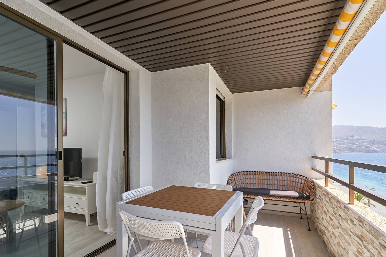 Apartamento entero, Apartamento 'El Rompeolas' con vistas al mar y Wi-Fi in Los Pinos (Almuñecar), Almuñecar