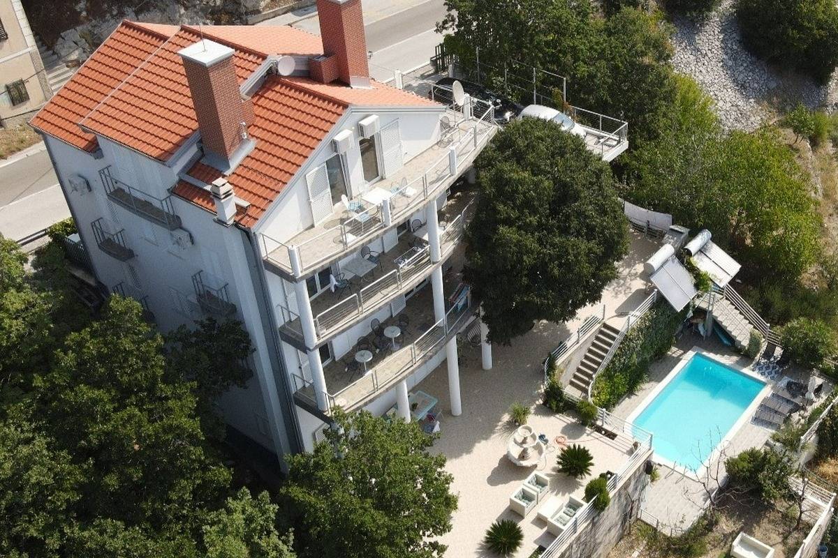 Ganze Wohnung, 2-Zimmer-Ferienwohnung mit Terrasse und Meerblick Brela, Makarska A-6828-a in Brela, Makarska Riviera