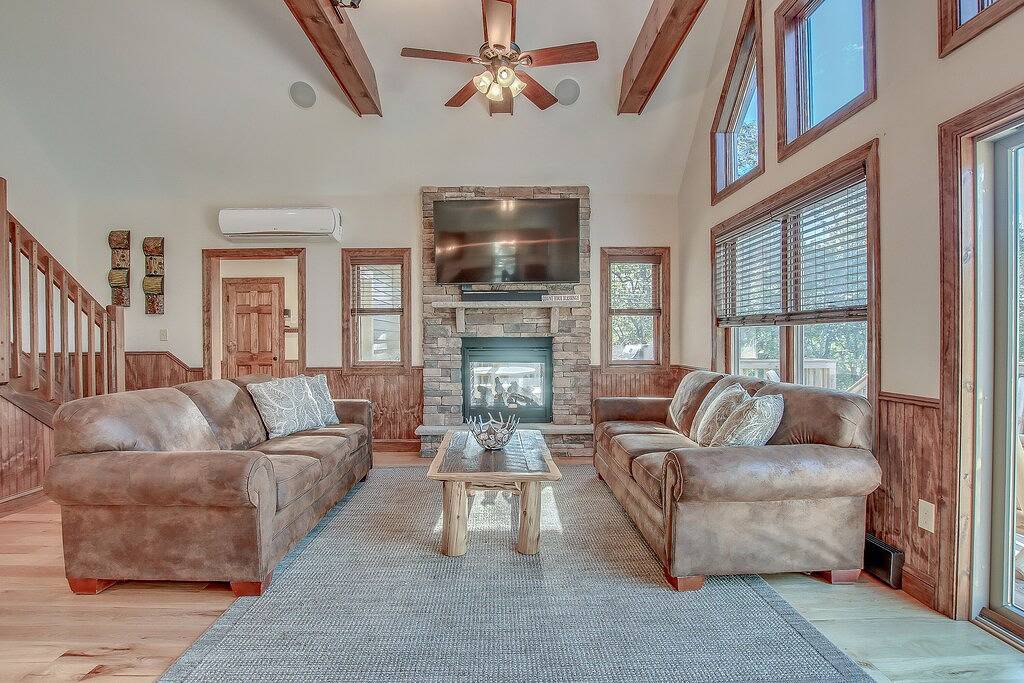 \"Summit\" hat gerade das ultimative Luxusferienhaus gebaut. Blick auf Big Boulder. in Hickory Run State Park