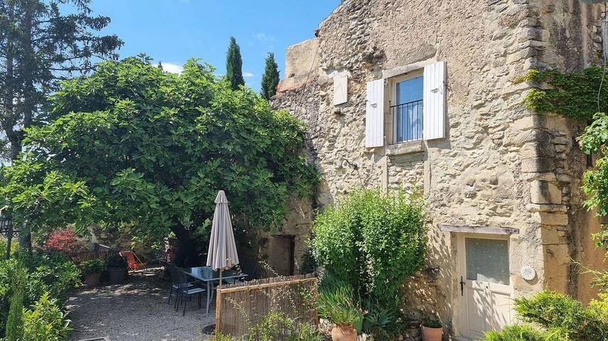 Gîte pour 2 personnes, avec jardin ainsi que terrasse et piscine