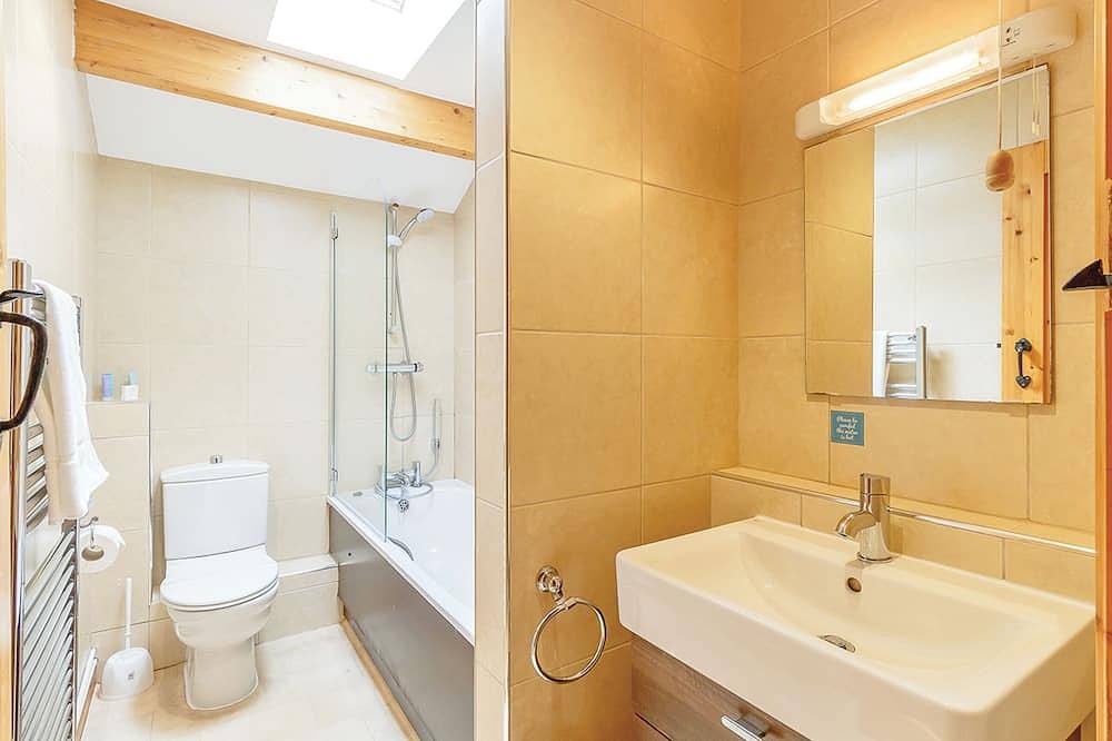 Sturt Watersedge Lodge in Tilford, Surrey