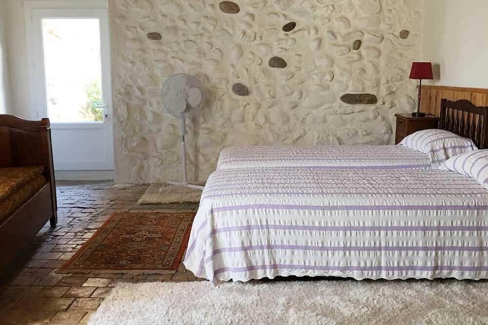 Séjournez dans une maison du Xvie siècle à trois étages dans la campagne provençale. in Mison, Région de Forcalquier