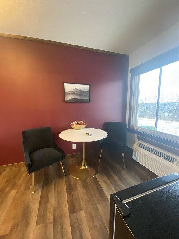 Work & Dine | Free Parking | Simple Comfort in Pierce County (WI)