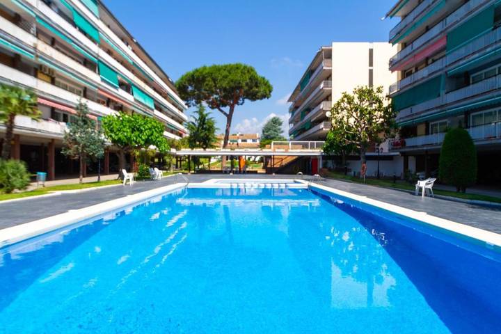 Apartamento de vacaciones para 8 personas, con piscina para niños y piscina además de vistas y jardín - 1