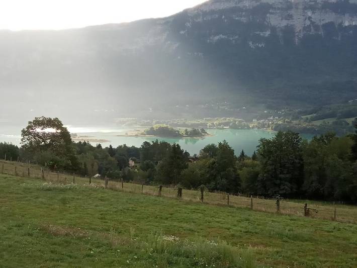 Gîte pour 2 personnes, avec Terrasse et Jardin ainsi que Piscine et Vue sur le lac à Saint-Alban-de-Montbel