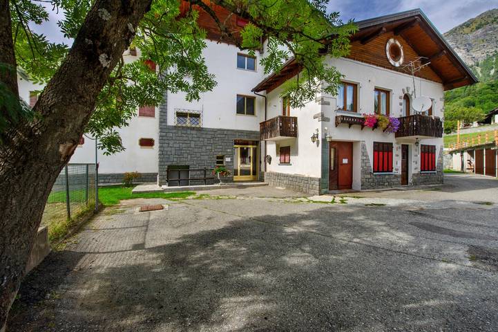 Entire apartment, Holiday Apartment "La Tua Casa A Brusson" with Mountain View & Shared Garden in Brusson, Brusson Municipality