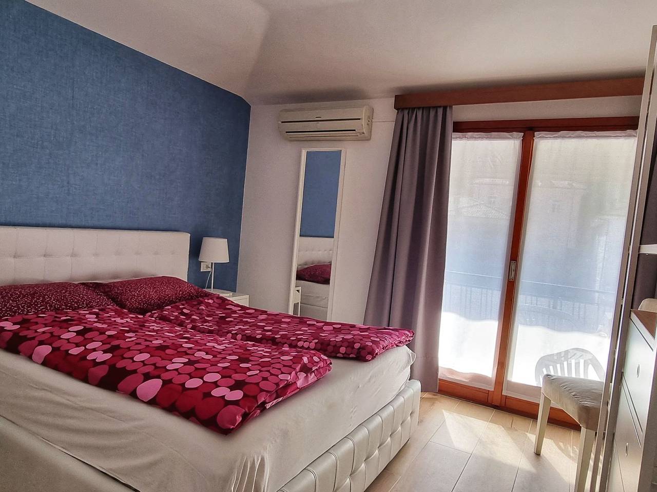 Appartamento intero, Accogliente appartamento con balcone, parcheggio e connessione Internet vicino alla spiaggia e ai ristoranti in Torbole, Nago-Torbole