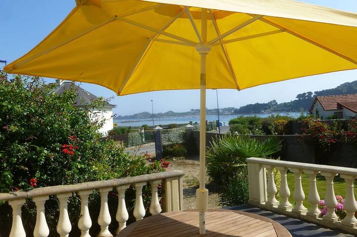 Location de vacances pour 8 personnes, avec jardin dans Le Diben