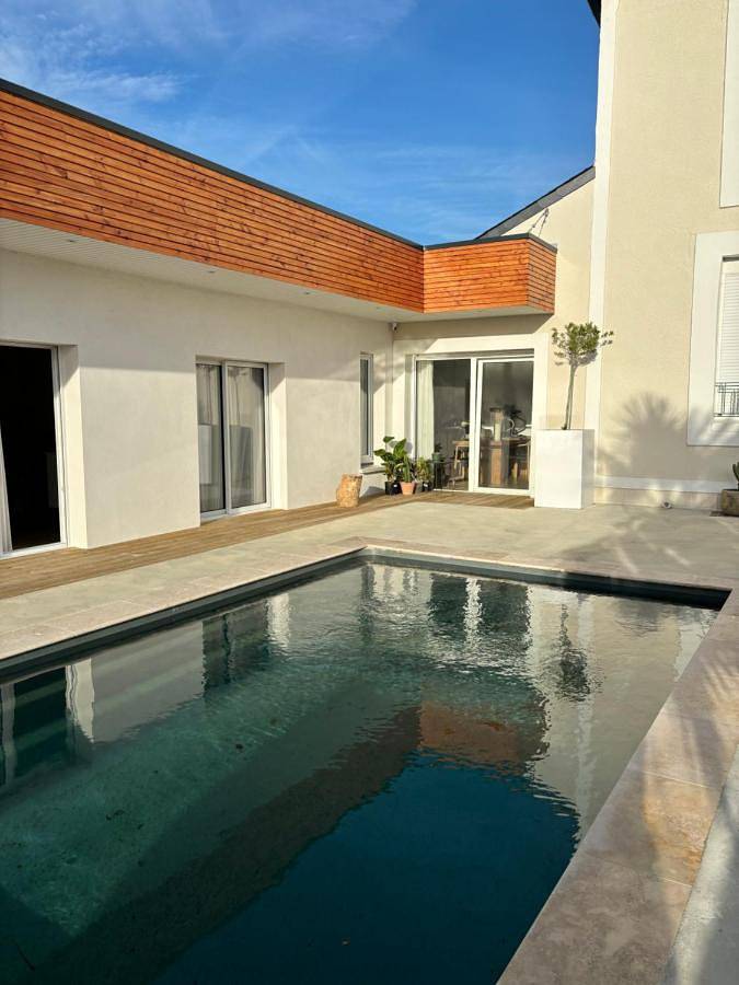 Location de vacances pour 10 personnes, avec terrasse ainsi que piscine et jardin, adapté aux familles à Saint-Martin-des-Champs