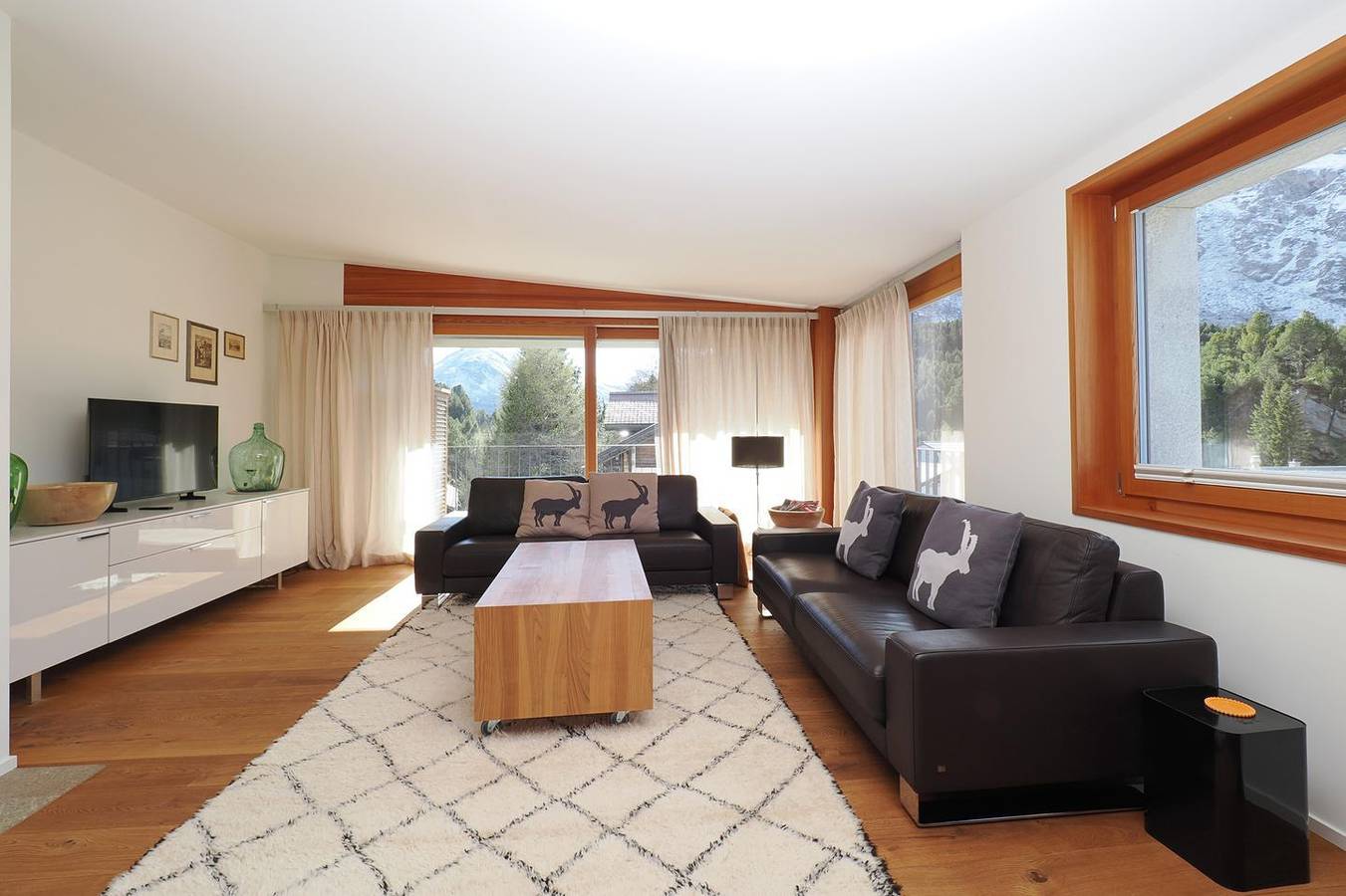 Ganze Wohnung, Chesa Solndanella  – Stilvolle Ferienwohnung mit Tal- und Bergblick in Bregaglia, Sankt Moritz
