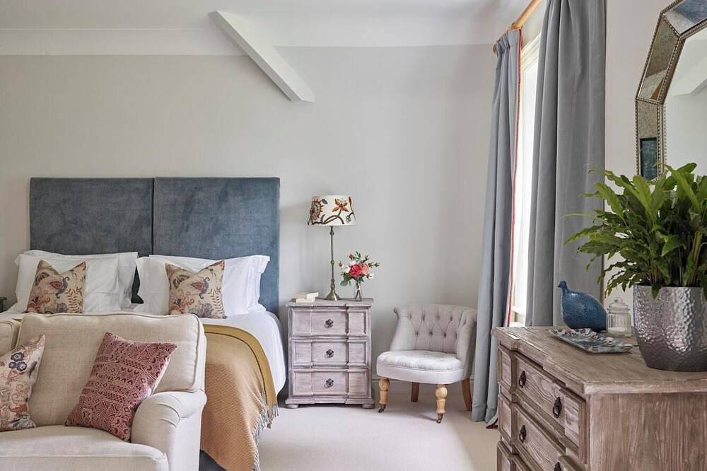 The Lindens is a beautifully renovated 18th century manor house and lies within the peaceful and pretty village of East Lulworth, a stone’s throw from the majestic Lulworth Castle, the idyllic Lulworth Cove and iconic rock arch of Durdle Door. The Li in Dorset