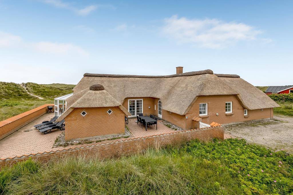 Eksklusivt poolsommerhus i Klegod, i første række til Ve­ster­ha­vet. in Ringkøbing, Holmsland Klit