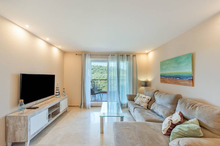 Entire apartment, Alcaidesa Golf and Beach Resort: Relaxation with Pool, Mountain Views and Prime Location in La Alcaidesa, San Roque