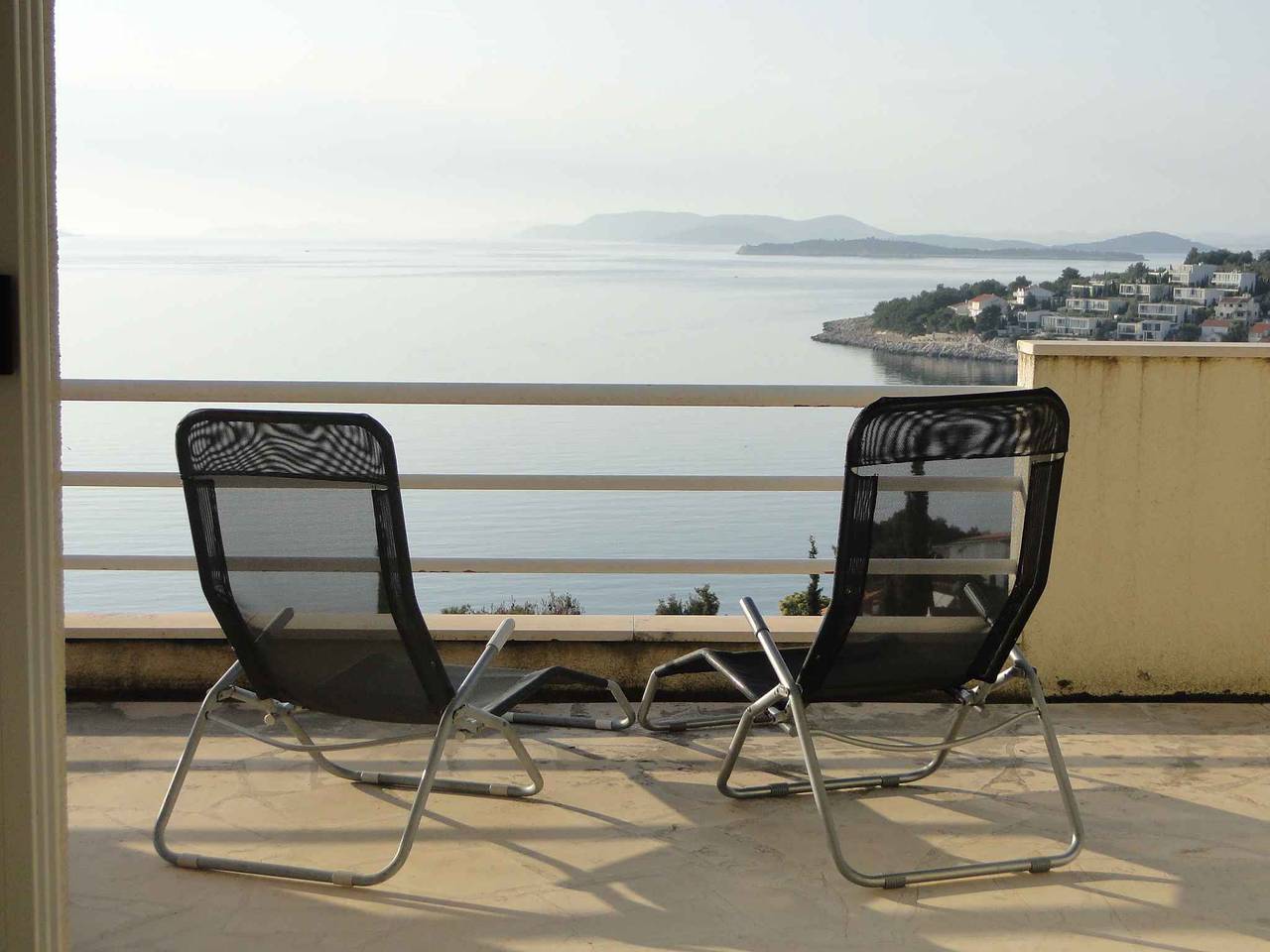 Hel ferieleilighet, Holiday apartment with terrace and sea view in Primosten, Šibenik-Knin