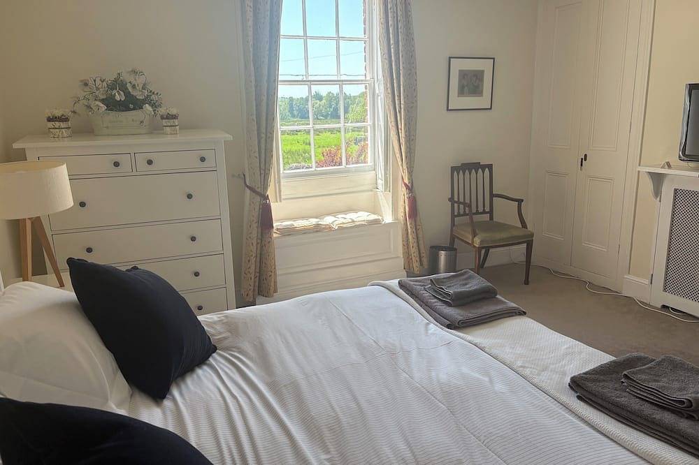 Stunning 3 bed/3 bath cottage nr Stonehenge & Bath, Sleeps 6.  Walled garden in Wiltshire