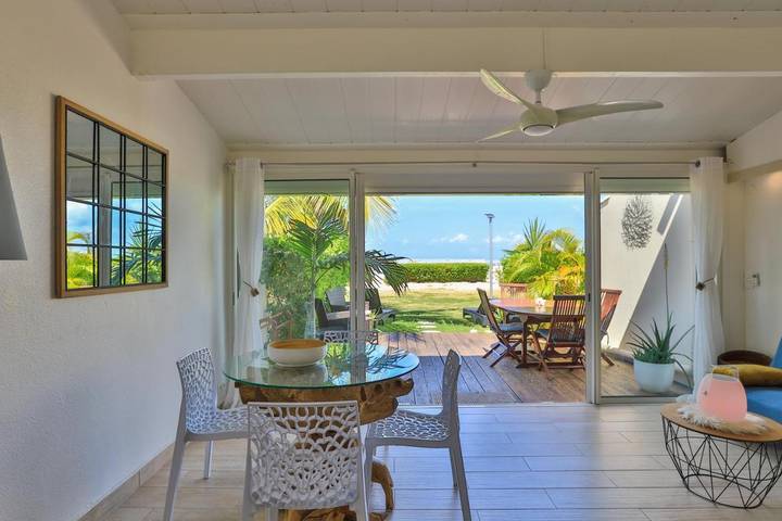 Gîte pour 5 personnes, avec bassin pour enfant et jardin ainsi que piscine et vue dans Nettlé Bay