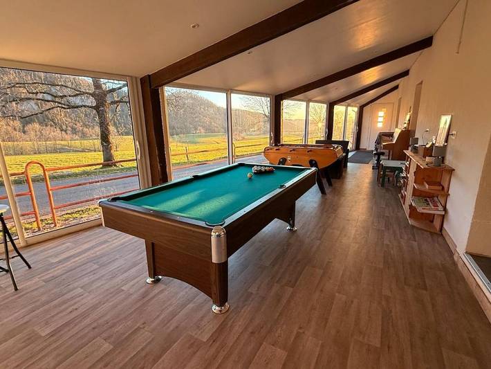 Location de vacances pour 16 personnes, avec vue ainsi que sauna et jardin à Les Chalesmes