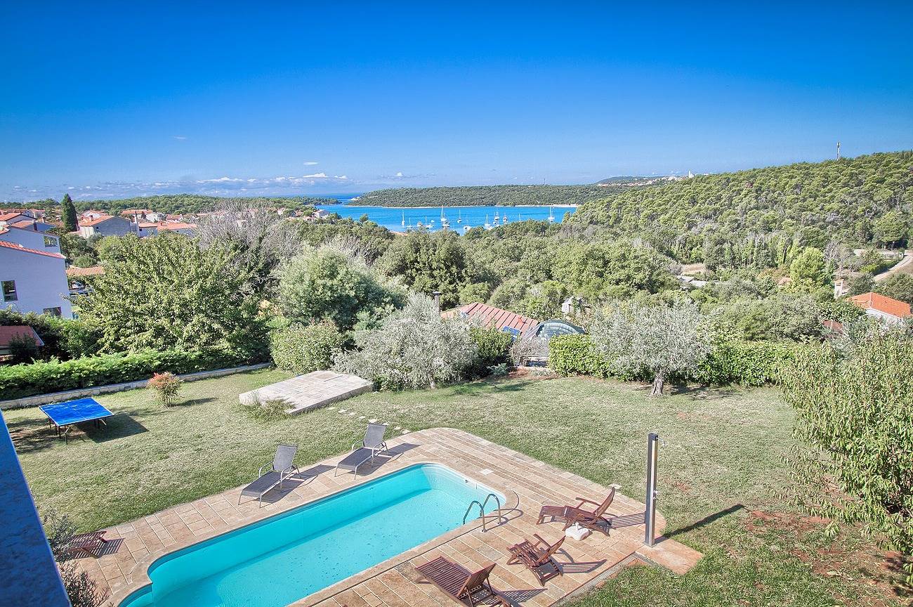 Ganze Wohnung, 400 Meter zum Strand mit Pool, Jacuzzi, Sonnenterrasse, Tischtennis in Banjole, Südküste Istrien