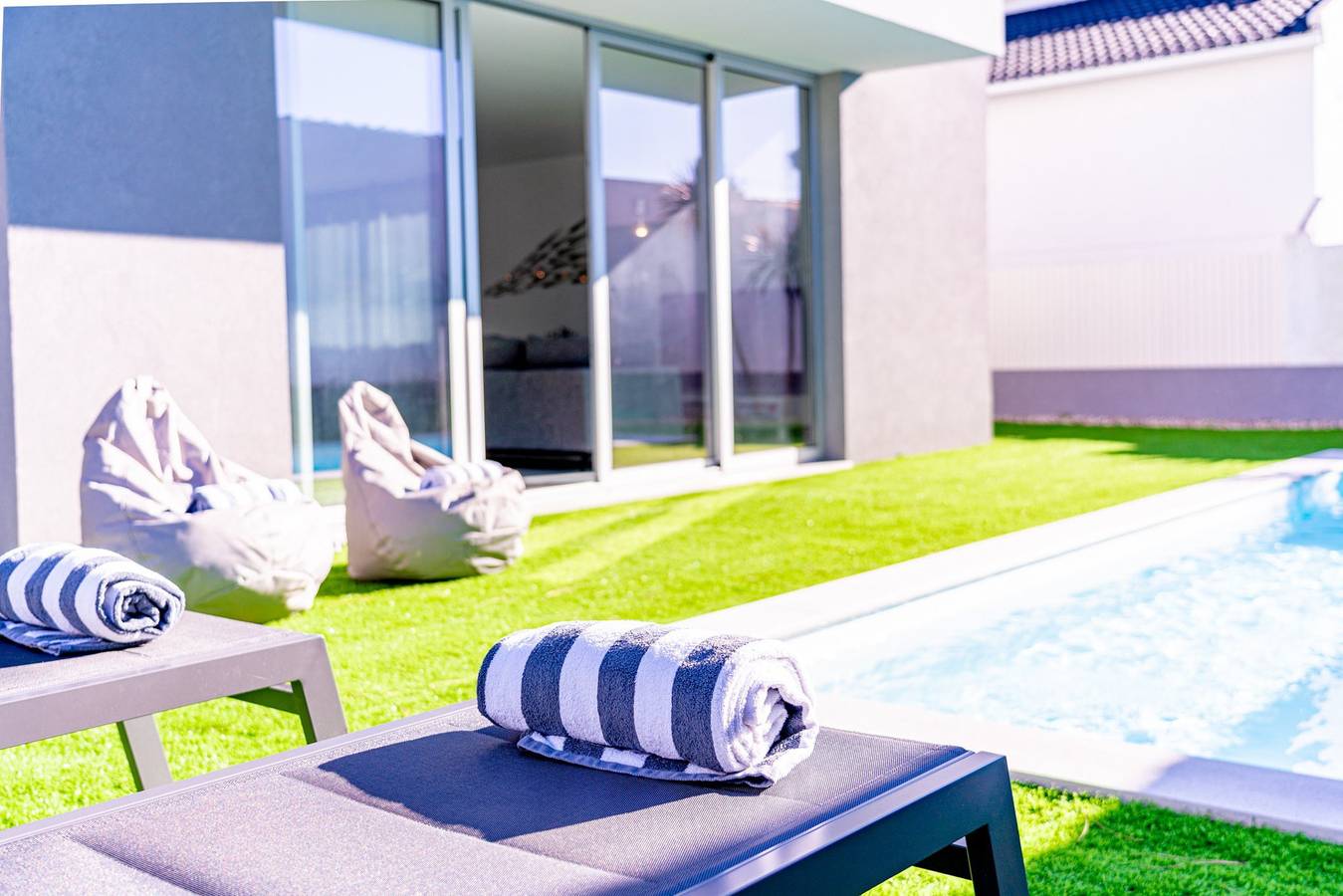 Contemporary Lisbon Coast Villa | 3 Bedrooms | Villa Kamila | Private Pool & Outdoor Dining Area | Aroeira in Aroeira, Charneca de Caparica e Sobreda