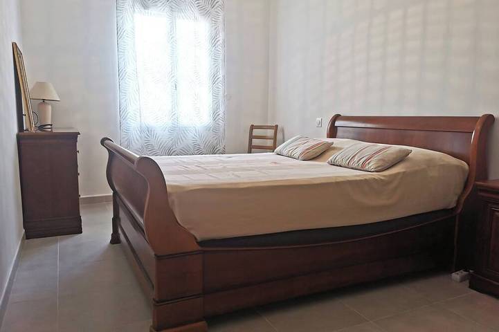 Location de vacances pour 3 personnes, avec jardin ainsi que piscine et terrasse à Cheval-Blanc - 2