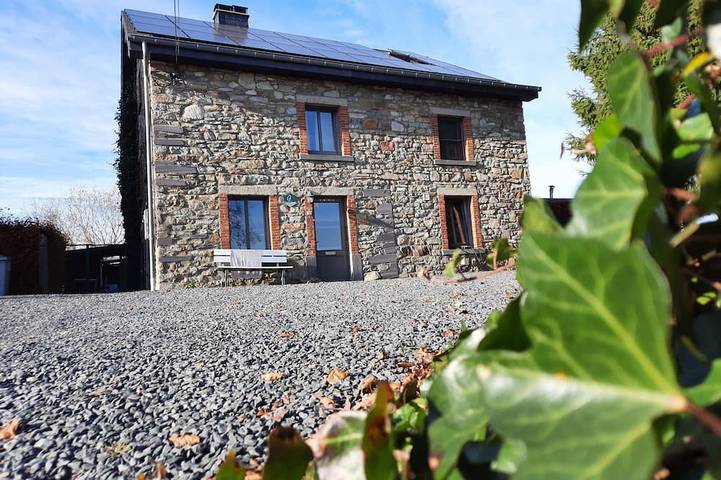 Gîte pour 12 personnes, avec sauna ainsi que terrasse et jardin, animaux acceptés