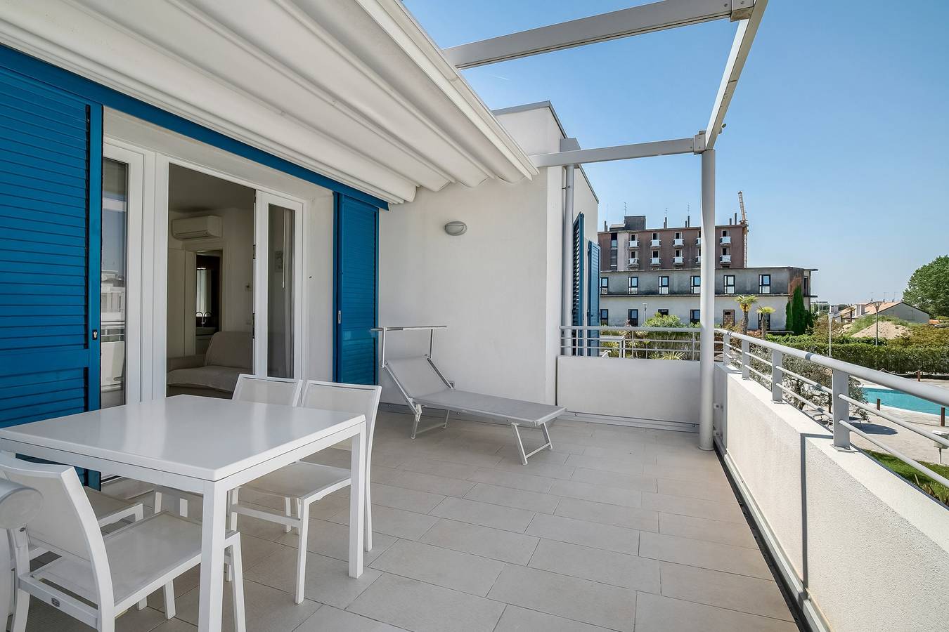Ganze Wohnung, Ferienwohnung 'Blu Village' mit Gemeinschaftspool, privater Terrasse und Klimaanlage in Lido di Jesolo, Jesolo