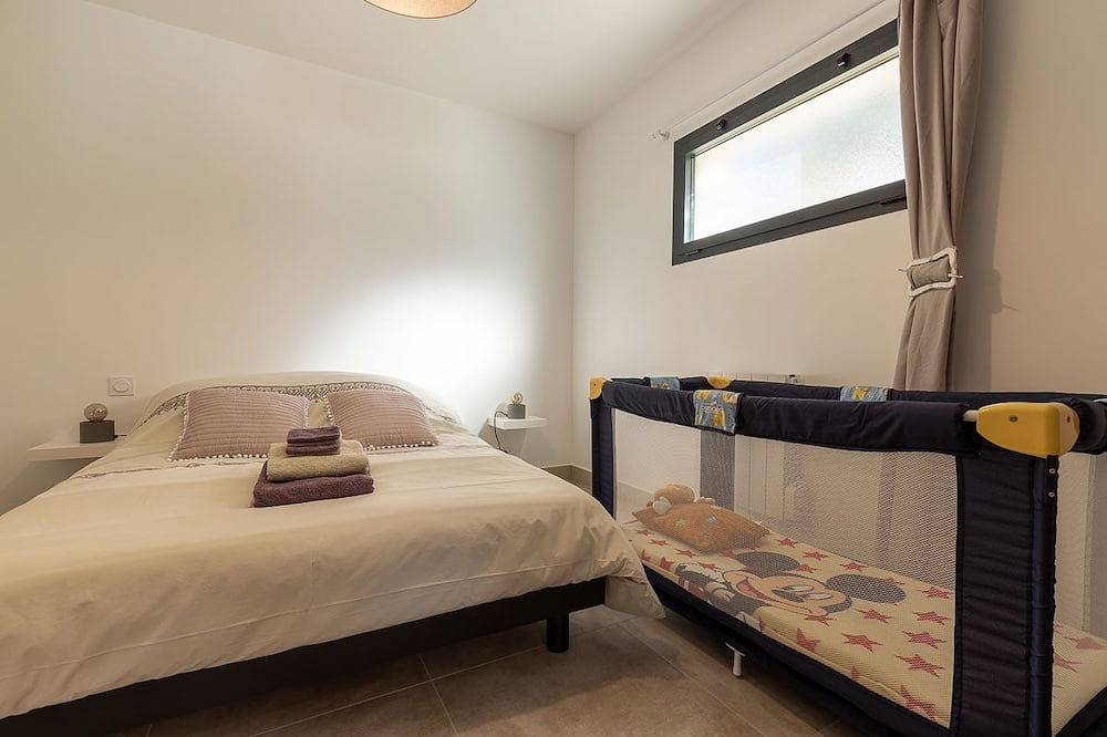 Gite kenza in the heart of Provence with swimming pool in a 3000 m2 property. in Pernes-les-Fontaines, Parc naturel régional du Mont-Ventoux