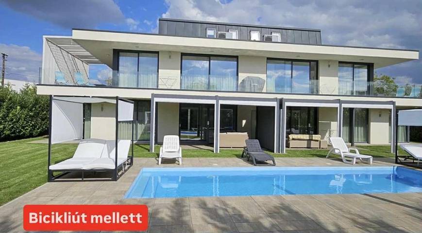 Ferienwohnung für 7 Personen, mit Balkon und Whirlpool sowie Terrasse und Garten in Balatonalmadi