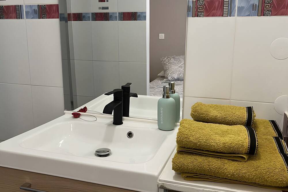 Entire apartment, Studio 'La Dolce Vita' with Shared Pool, Wi-Fi and Air Conditioning in Lambesc, Aix-en-Provence region