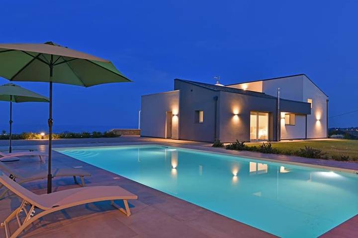 Casa vacanza per 8 persone, con Balcone e Terrazza nonché Giardino e Piscina a Giarre