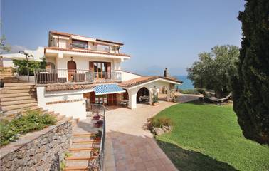 Ferienhaus für 14 Personen, mit Garten und Pool sowie Terrasse in Kampanien