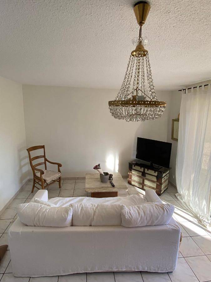 Gîte pour 5 personnes, avec Balcon et Terrasse ainsi que Jardin et Piscine dans Lac de Christus