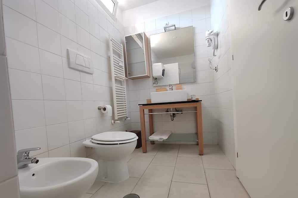 Apartamento entero, Apartment 500 m from the Guardia di Finanza Barracks Between Sky and Sea in Ostia, Roma