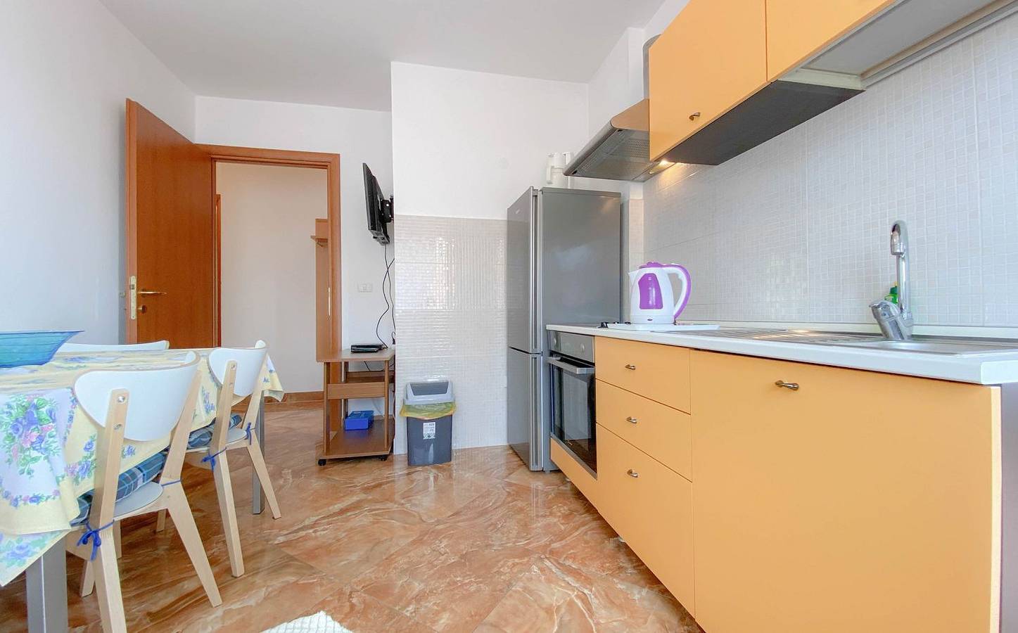 Ganze Wohnung, Reizendes Apartment mit Meerblick und nur 20 Meter zum Strand in Novigrad, Umag und Umgebung