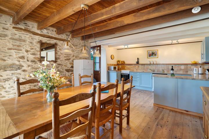 Gîte « La Vigne » avec Piscine Partagée, Terrasse Privée et Wi-Fi in Saint-Saud-Lacoussière, Parc naturel régional Périgord-Limousin