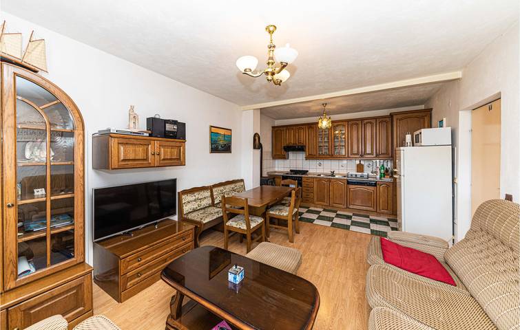 Apartamento vacacional entero, Acogedor apartamento de 2 dormitorios con terraza, WiFi y aparcamiento cerca de la playa in Trogir, Condado de Split-Dalmacia