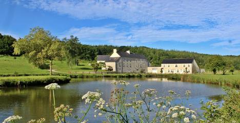 Gîte pour 5 personnes, avec piscine et terrasse ainsi que vue sur le lac et jardin dans la Manche