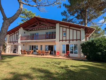 Location de vacances pour 12 personnes, avec jardin et balcon dans Pyla Plage