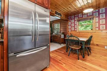 Log Cabin for 5 Guests in Big Bear Lake, San Bernardino County, Picture 3