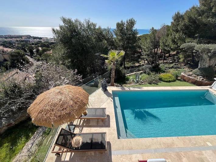 Location de vacances pour 12 personnes, avec Balcon et Terrasse ainsi que Piscine et Vue dans Parc Des Pierres Blanches Sete
