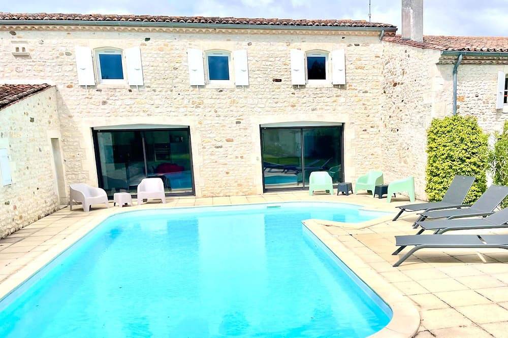 Maison, jardin, piscine,10mn des plages, village médiéval, 5* in Mornac-sur-Seudre, Côte de Beauté