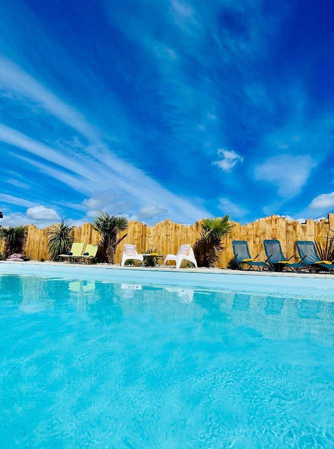 Location de vacances pour 8 personnes, avec Jacuzzi et Terrasse ainsi que Jardin et Piscine dans Airan