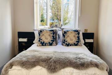 Log Cabin for 6 People in Bath, The Cotswolds, Photo 1