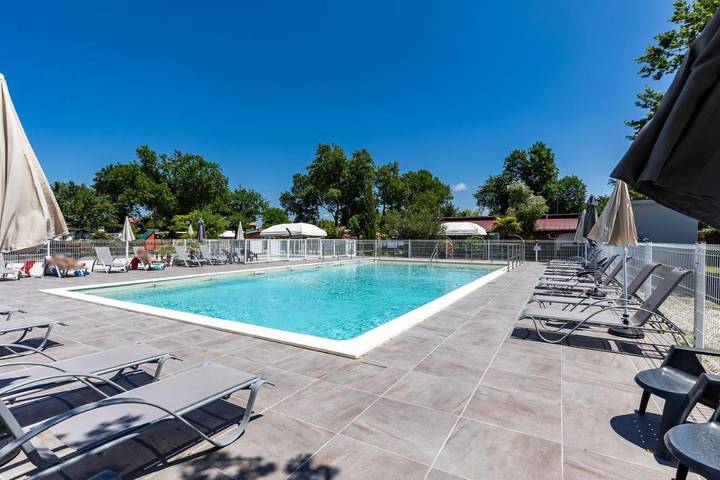 Camping pour 7 personnes, avec terrasse ainsi que piscine et bassin pour enfant