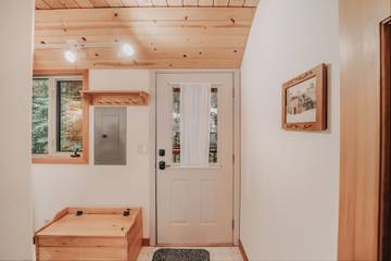 Log Cabin for 6 Guests in Glacier, North Cascades National Park, Picture 1