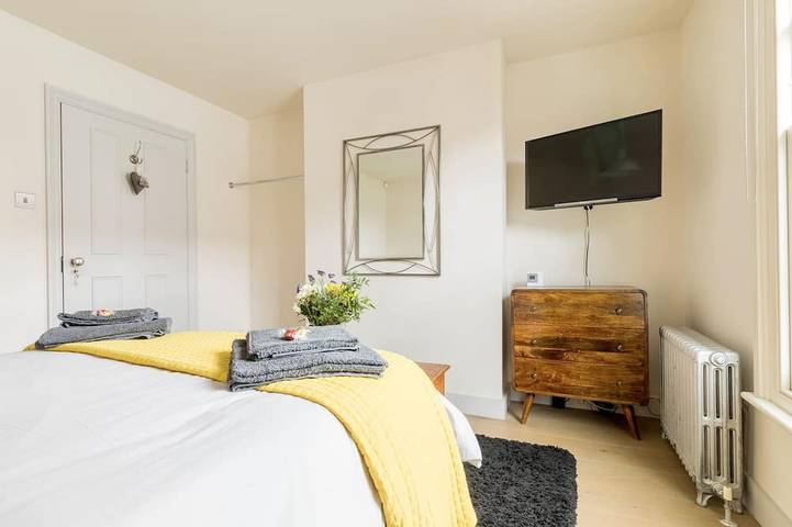 Cosy Fisherman’s Cottage, minutes from High Street, Harbour & Beach in Whitstable, Kent