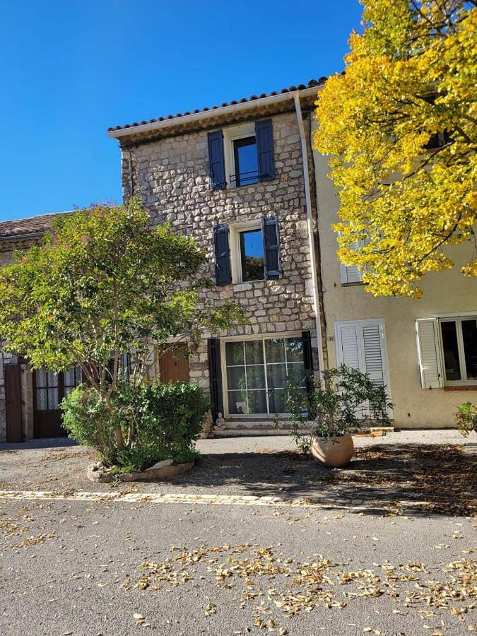 Gîte pour 4 personnes, avec terrasse et vue, animaux acceptés à Fox-Amphoux