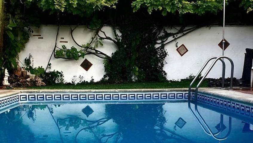 Apartamento para 8 personas, con Balcón y Terraza además de Jardín y Piscina en La Zubia