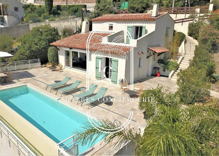 Gîte pour 8 personnes, avec terrasse ainsi que jardin et piscine, adapté aux familles dans Plage Font Brun Carqueiranne