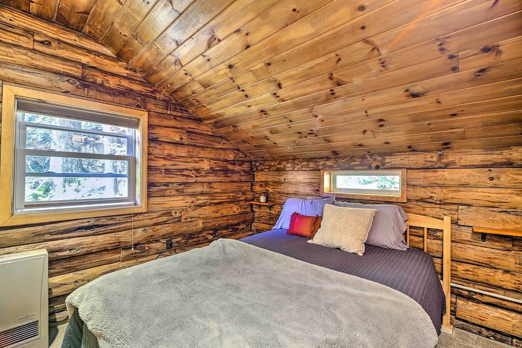 Cambridge Cabin < 2 Mi to Smugglers' Notch! in Smugglers' Notch